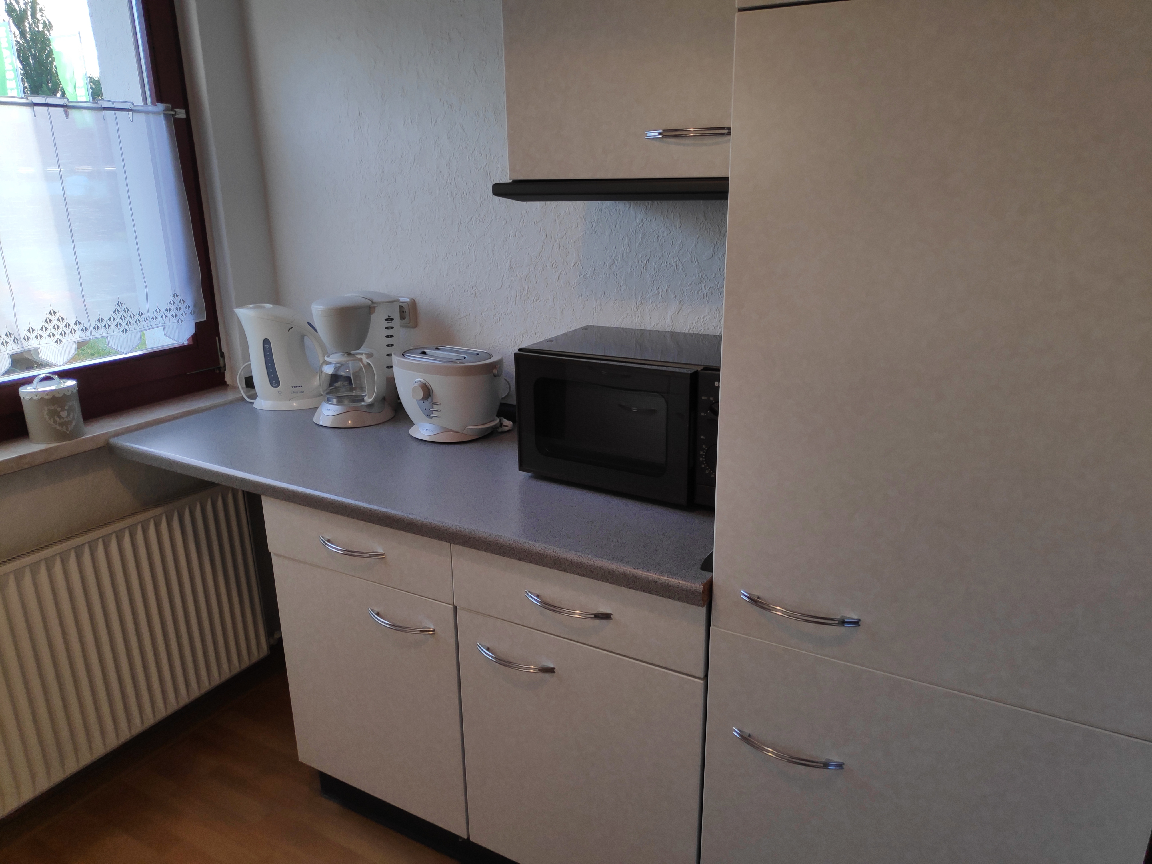 Mikrowelle, Toaster, Wasserkocher, Kaffeemaschine.